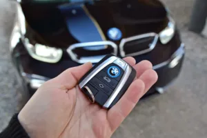 Cerrajero realizando duplicado de llave de carro en Chicago