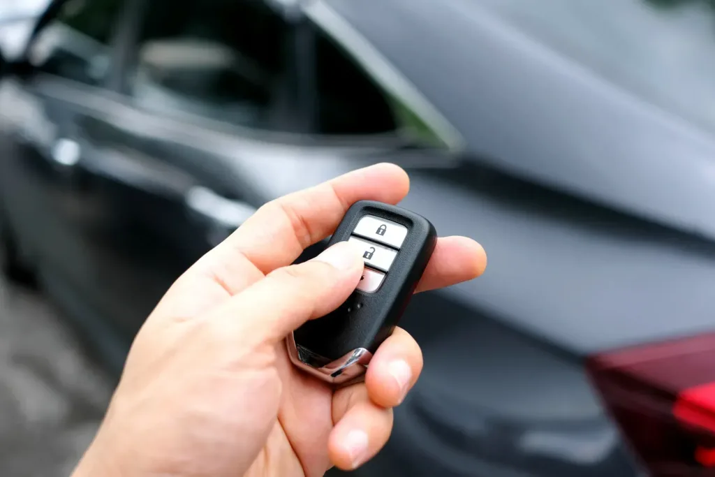 Servicio de reemplazo de llaves de carro realizado por cerrajero móvil