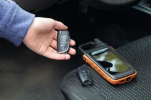 Cerrajero automotriz programando una llave de carro en Chicago