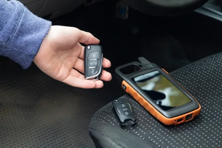 Cerrajero automotriz programando una llave de carro en Chicago