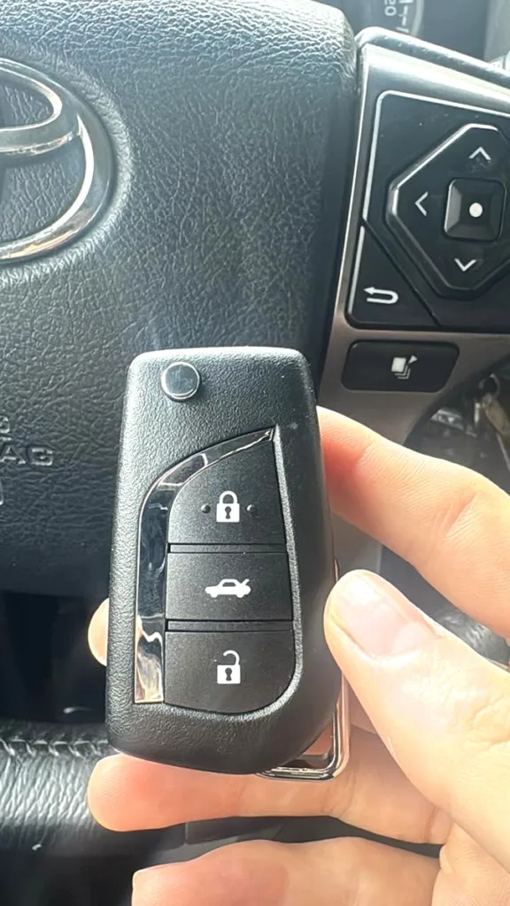Toyota Camry 2019: corte y programación en La Villita. Foto del trabajo realizado.