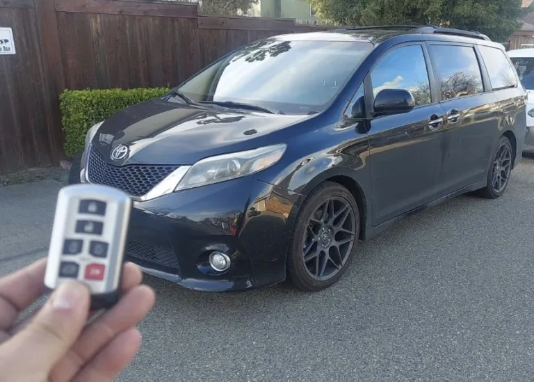 Toyota Sienna 2018: control de proximidad en Stickney